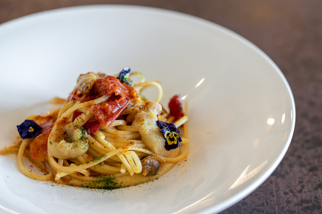 Linguine con vongole, crema di ceci e Pomodorini del Piennolo del Vesuvio D.O.P. sott’olio