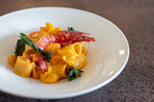 Mezzi paccheri con Pacchetelle di Pomodorino Giallo Vesuviano, gambero rosso e lattuga di mare.
