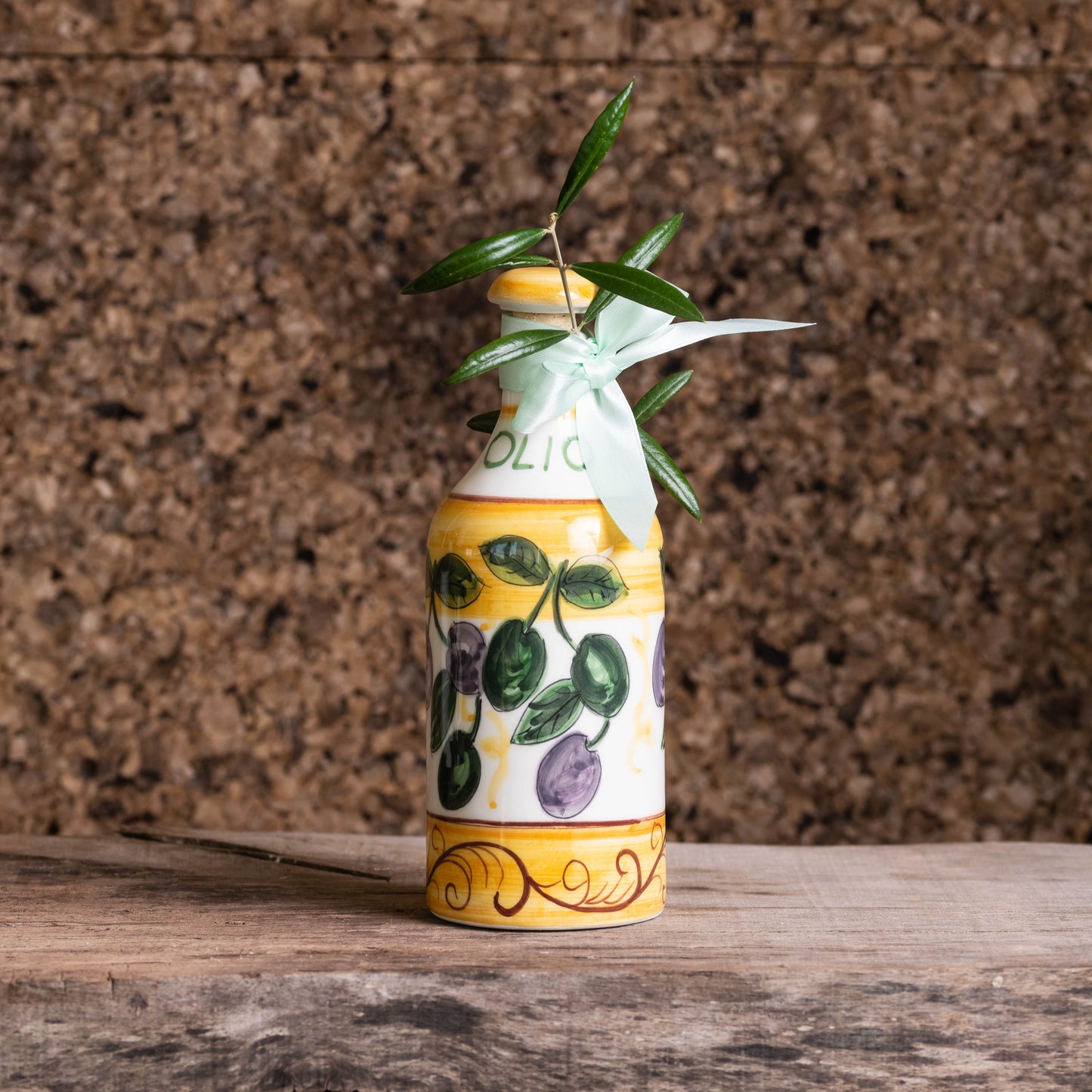 bottiglia di ceramica per olio fatta a mano